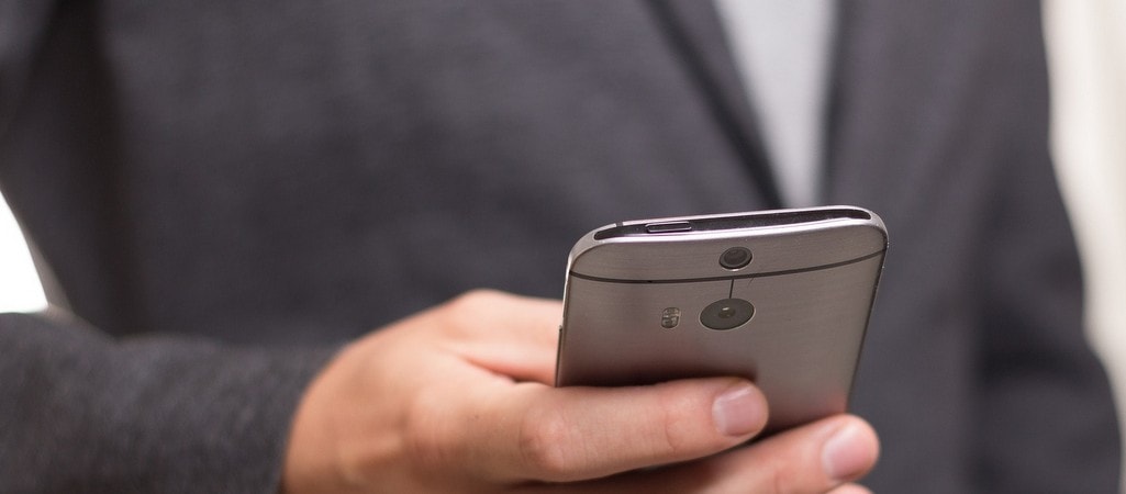 Mand_med_telefon-min